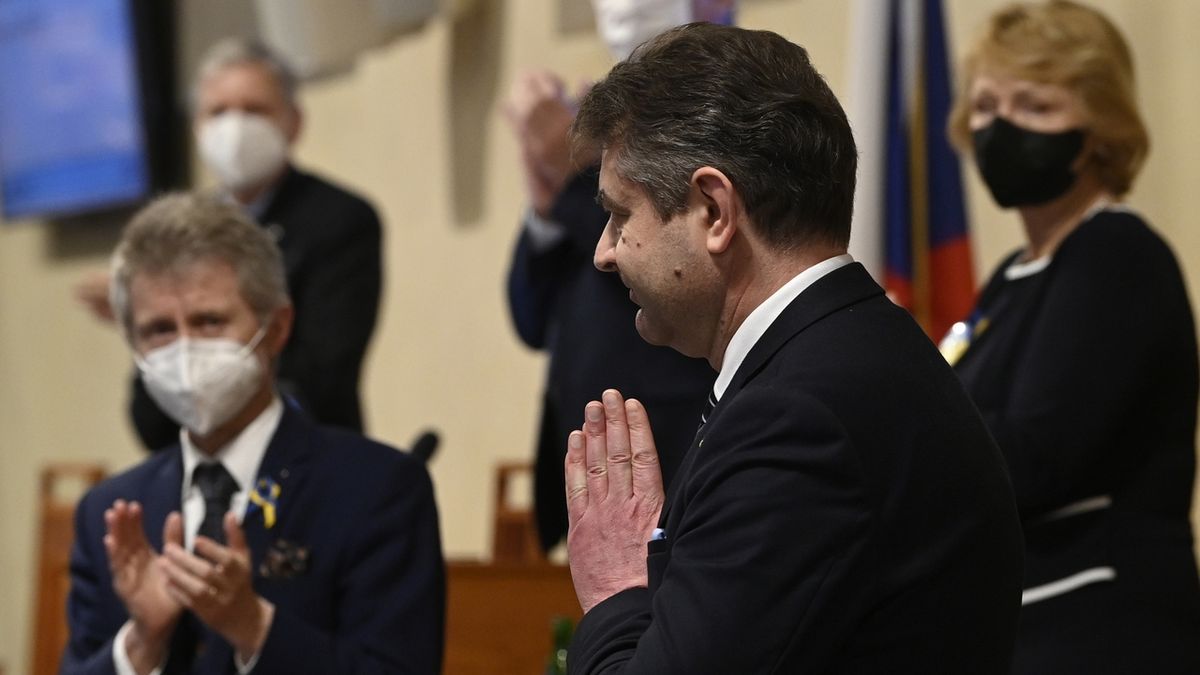 Senát odsoudil ruskou agresi. Němcová zkritizovala i Zemana s Klausem